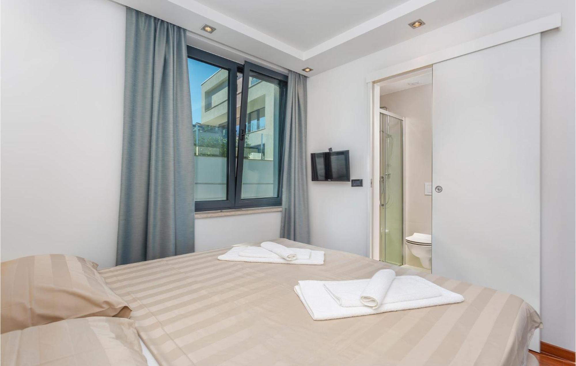 Stunning Apartment In Malinska With Kitchen Luaran gambar