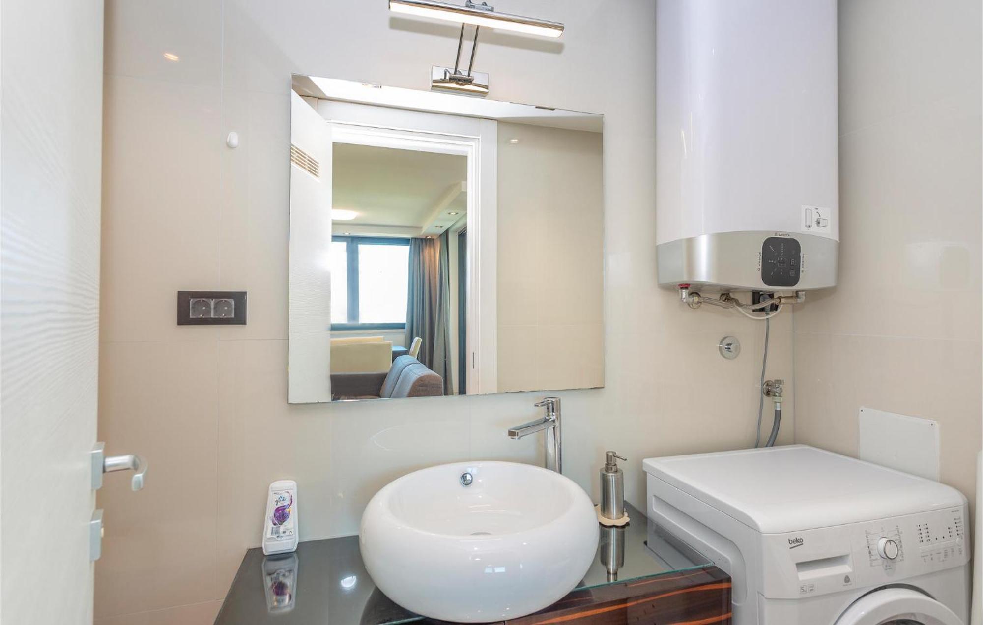 Stunning Apartment In Malinska With Kitchen Luaran gambar