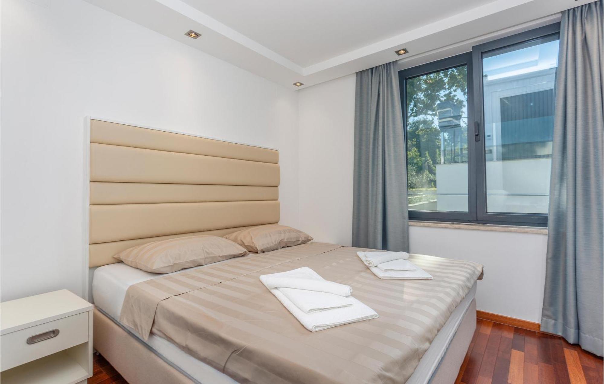 Stunning Apartment In Malinska With Kitchen Luaran gambar