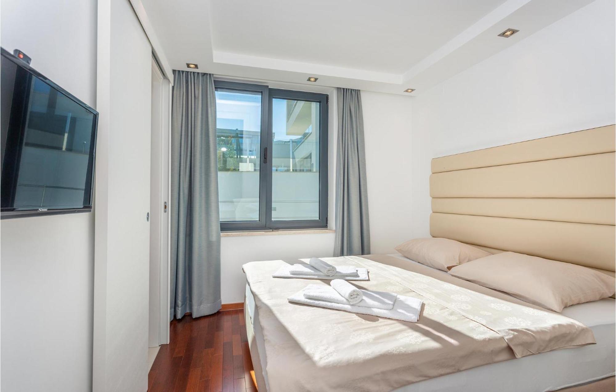 Stunning Apartment In Malinska With Kitchen Luaran gambar