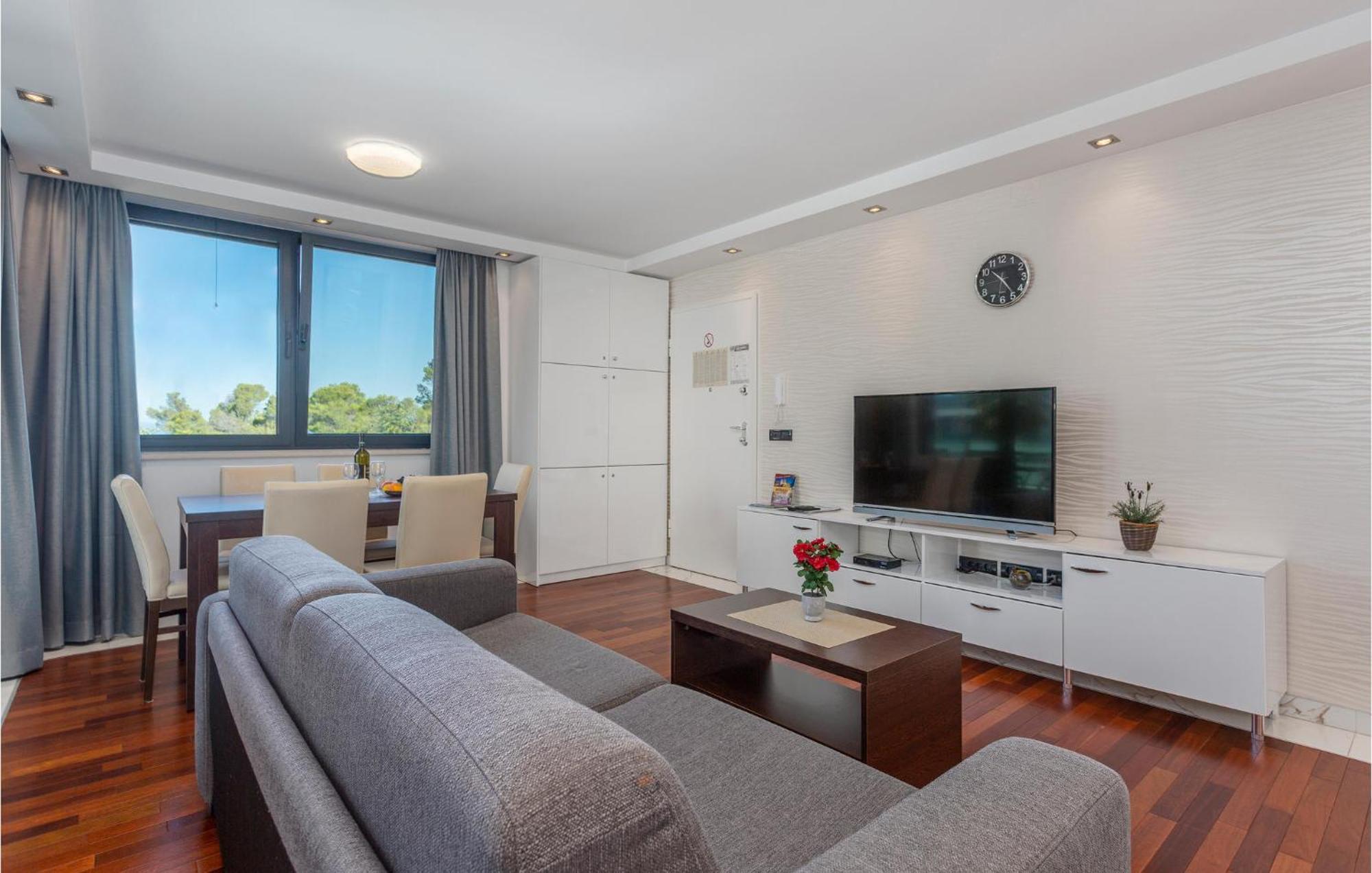 Stunning Apartment In Malinska With Kitchen Luaran gambar