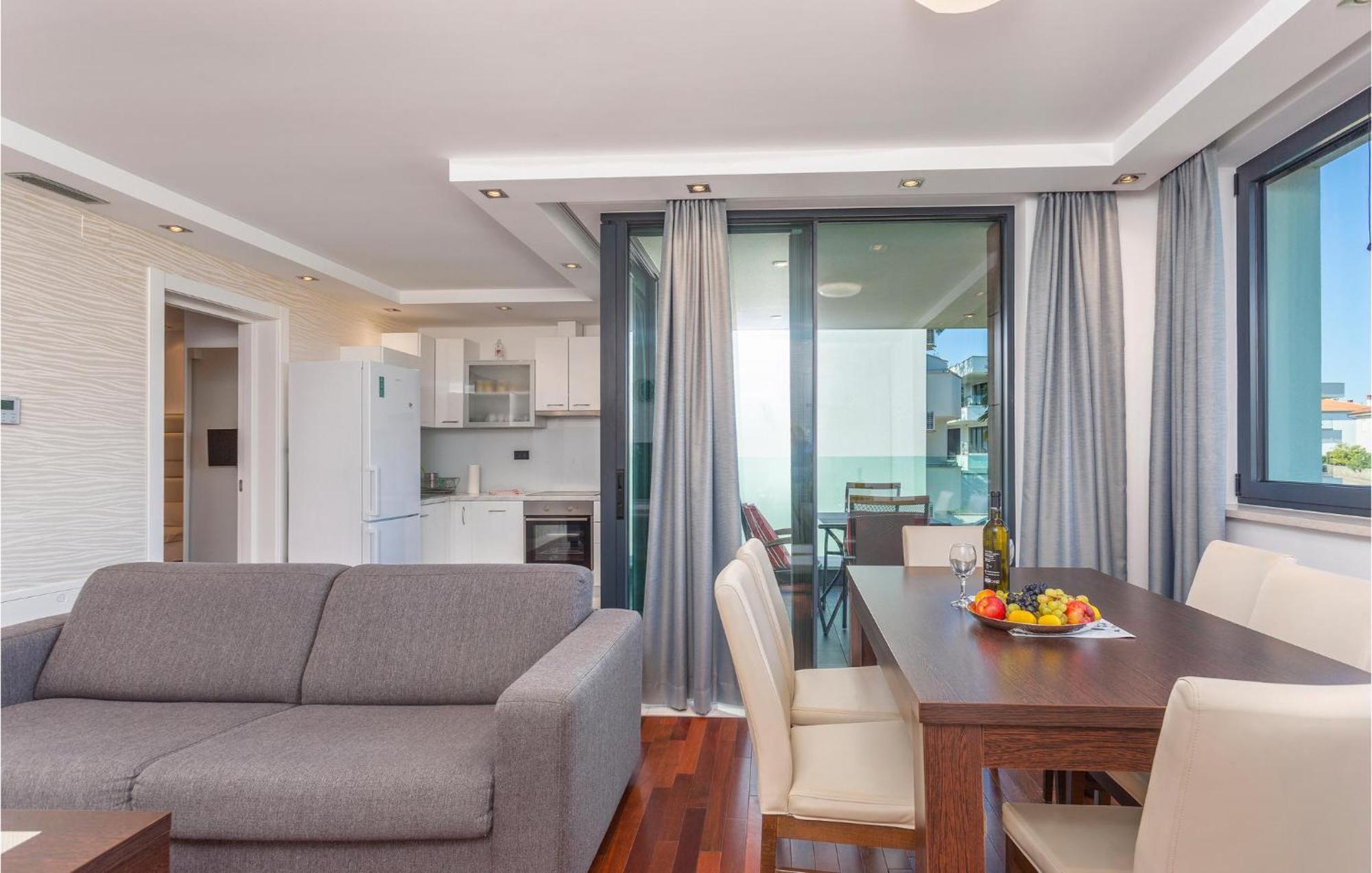 Stunning Apartment In Malinska With Kitchen Luaran gambar