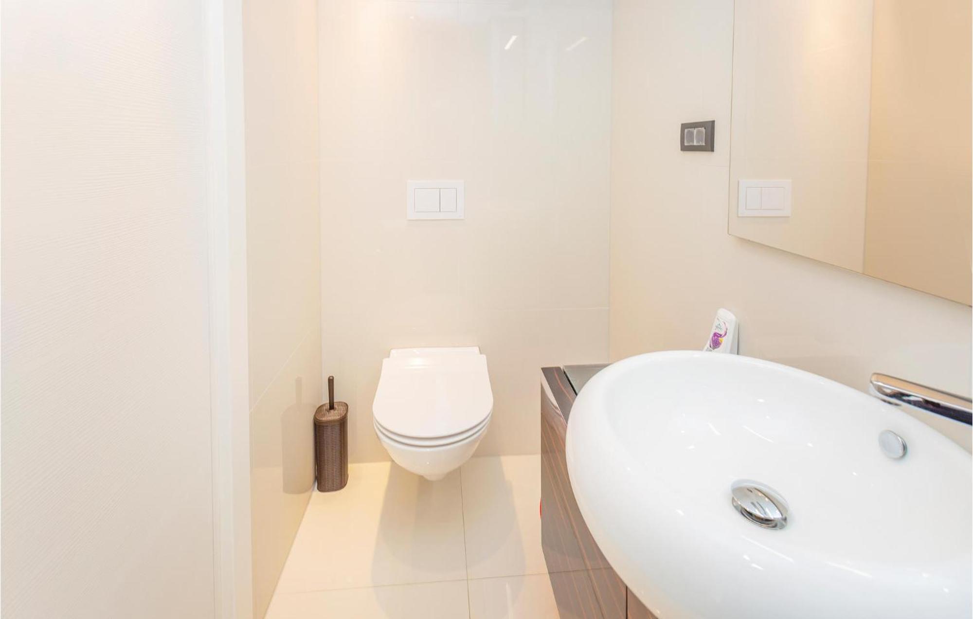 Stunning Apartment In Malinska With Kitchen Luaran gambar